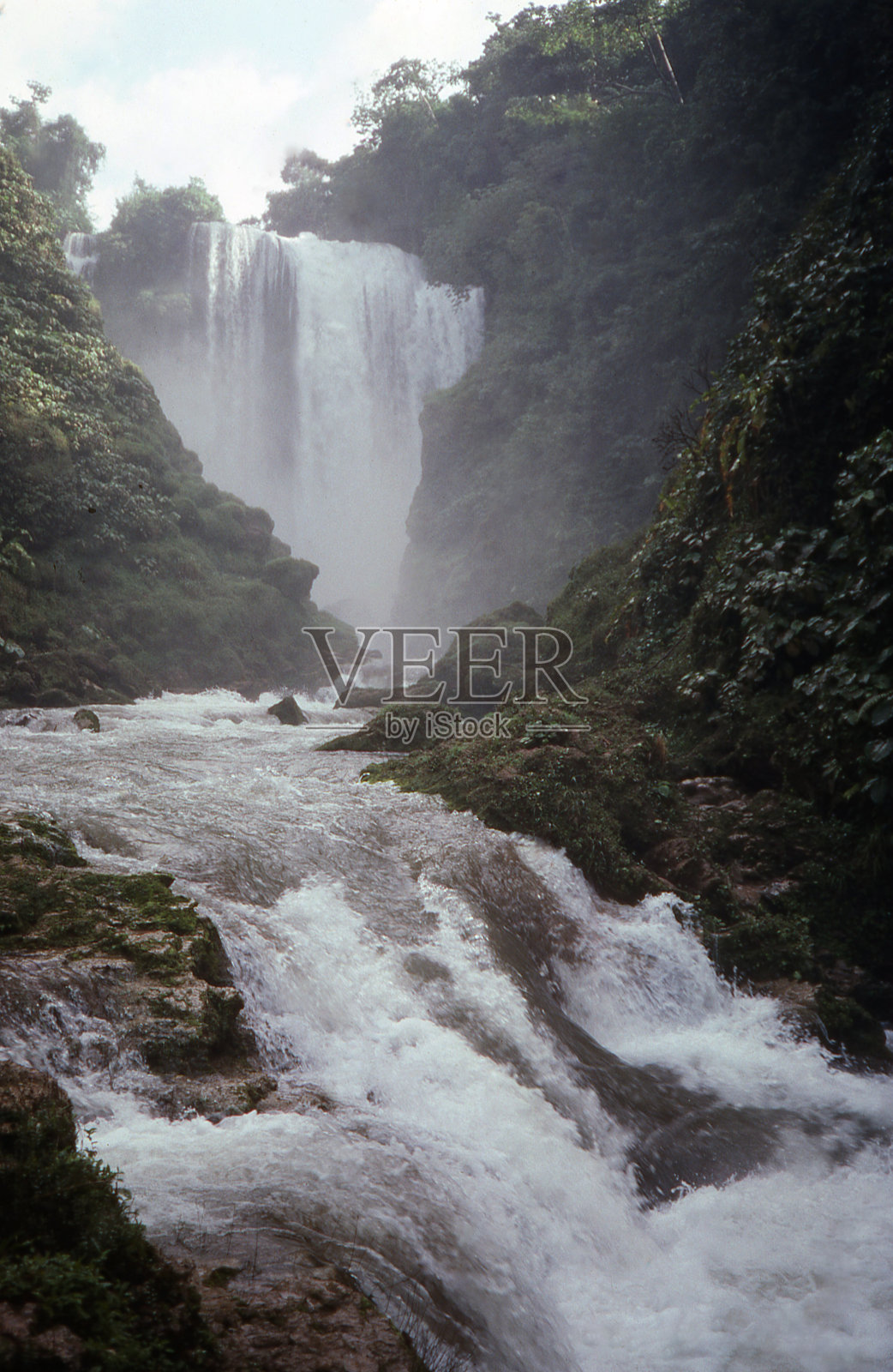 Pulhapanzak瀑布和瀑布里约热内卢林多附近的圣布埃纳文图拉照片摄影图片