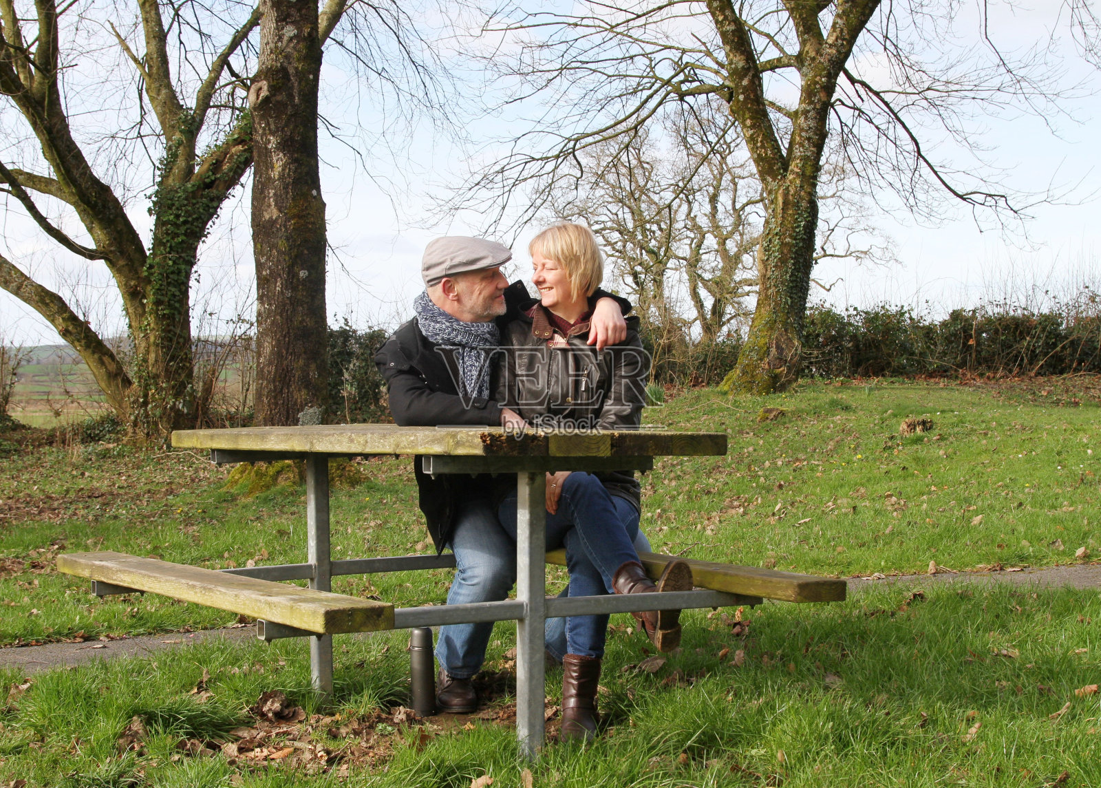 快乐成熟的户外情侣照片摄影图片
