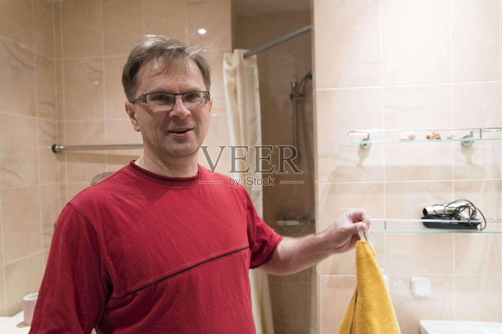 一个成熟的男人刚装修完房子就带我看房子照片摄影图片