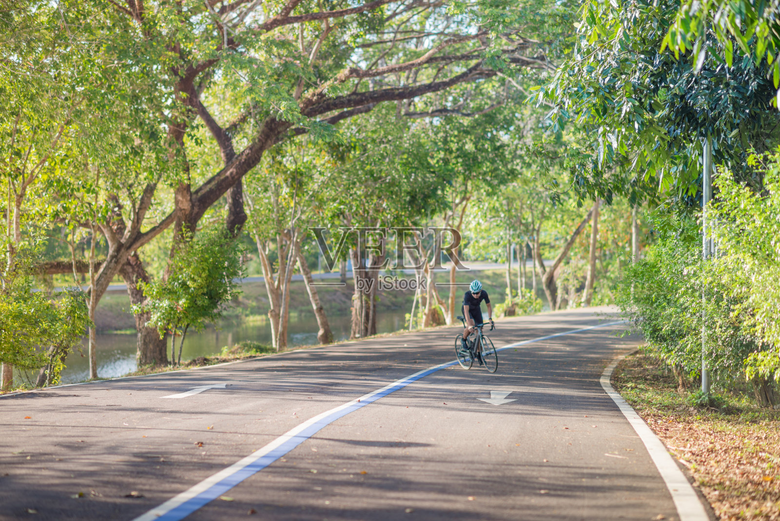 年轻的骑自行车的人在早上骑山地车在小径上照片摄影图片