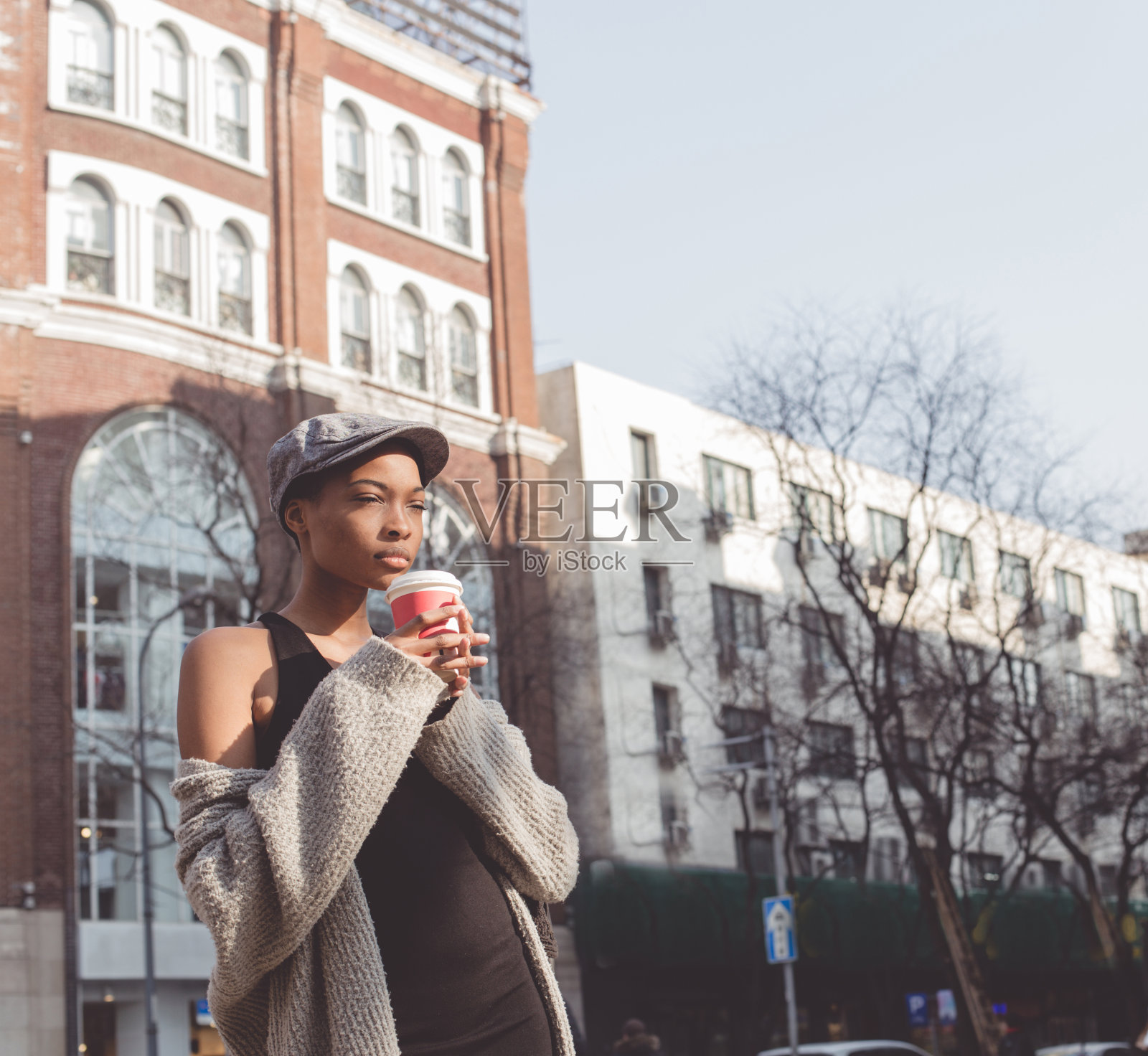 黑女孩拿着热饮照片摄影图片