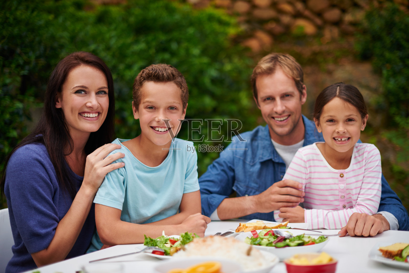 我们总是一家人一起吃晚饭照片摄影图片