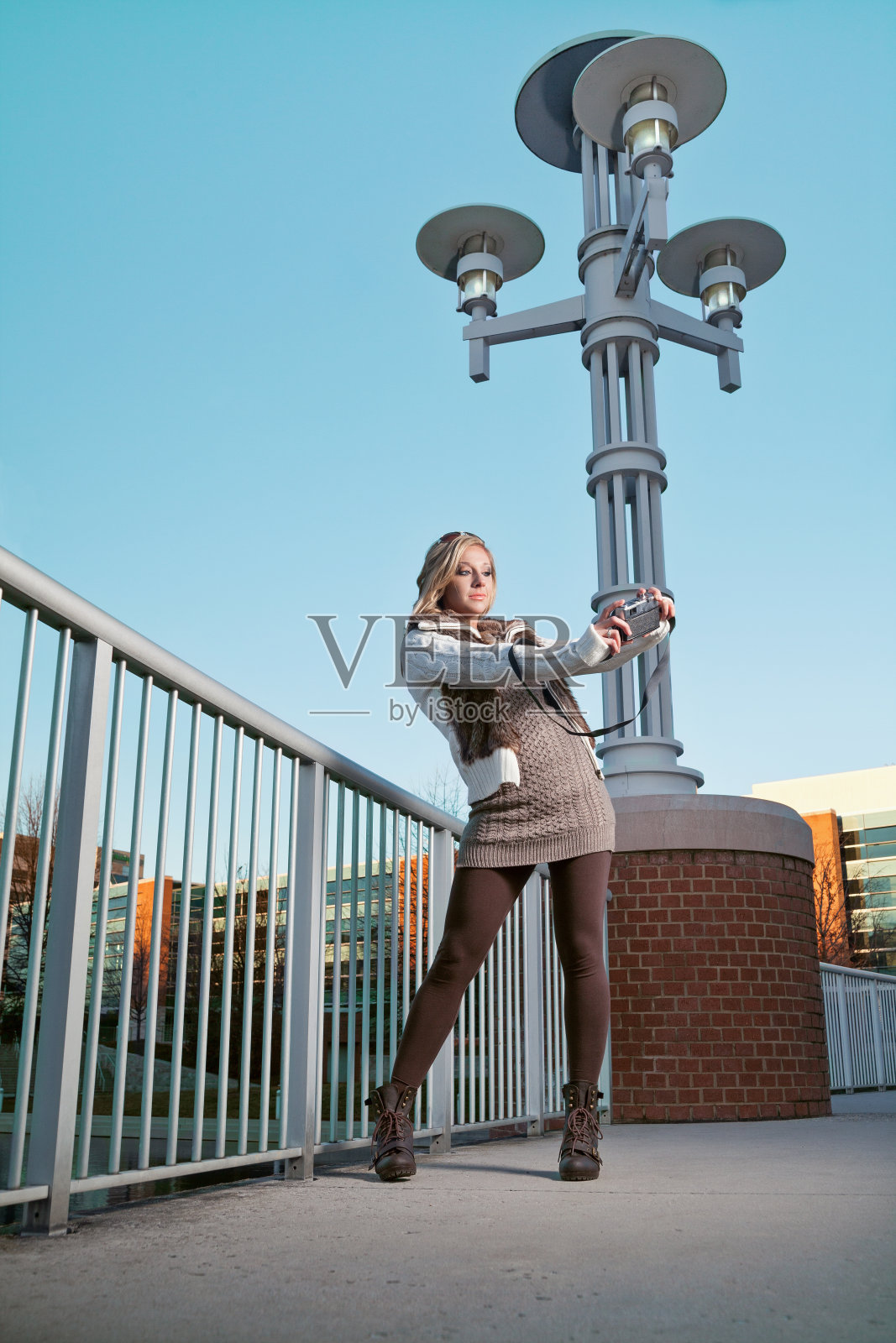 年轻女子在桥上自拍照片摄影图片