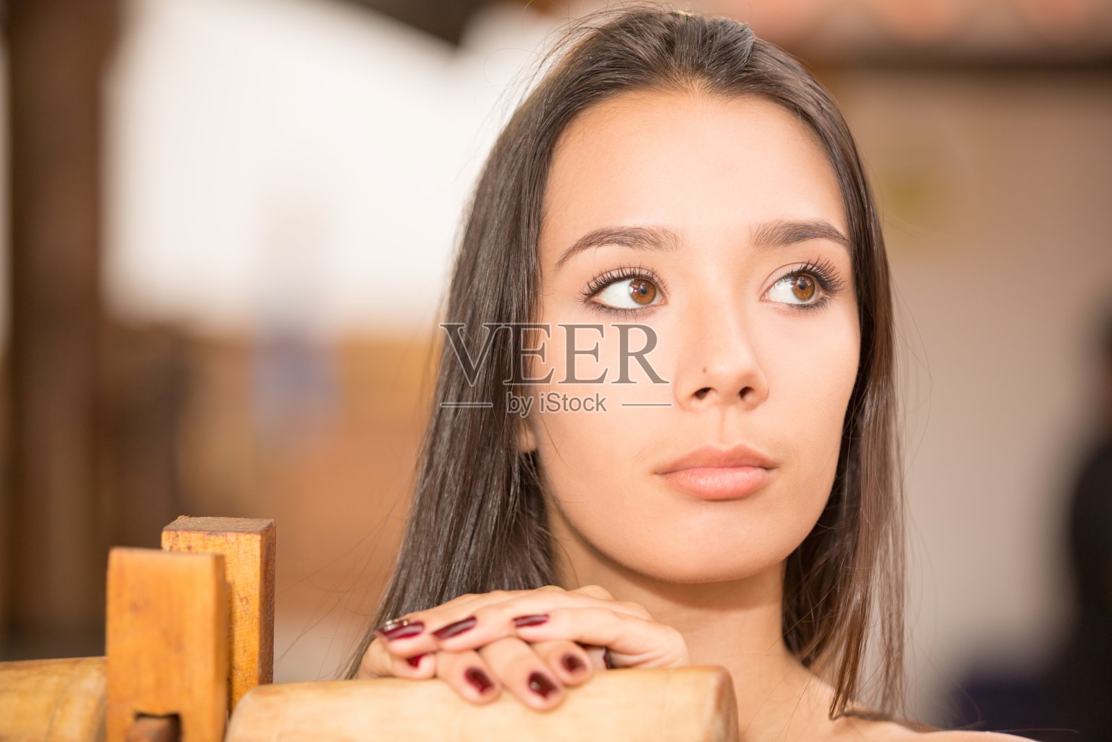 年轻的女士肖像严肃和看向别处照片摄影图片