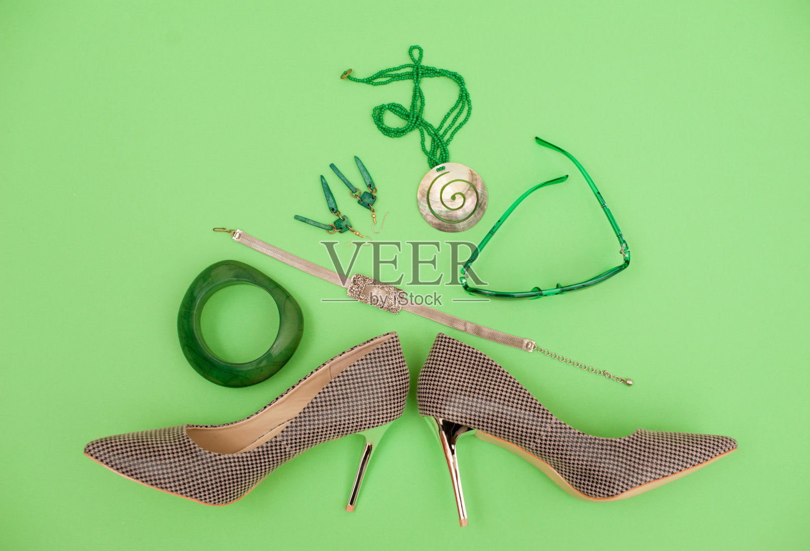 绿色背景的绿色和棕色的完美组合照片摄影图片