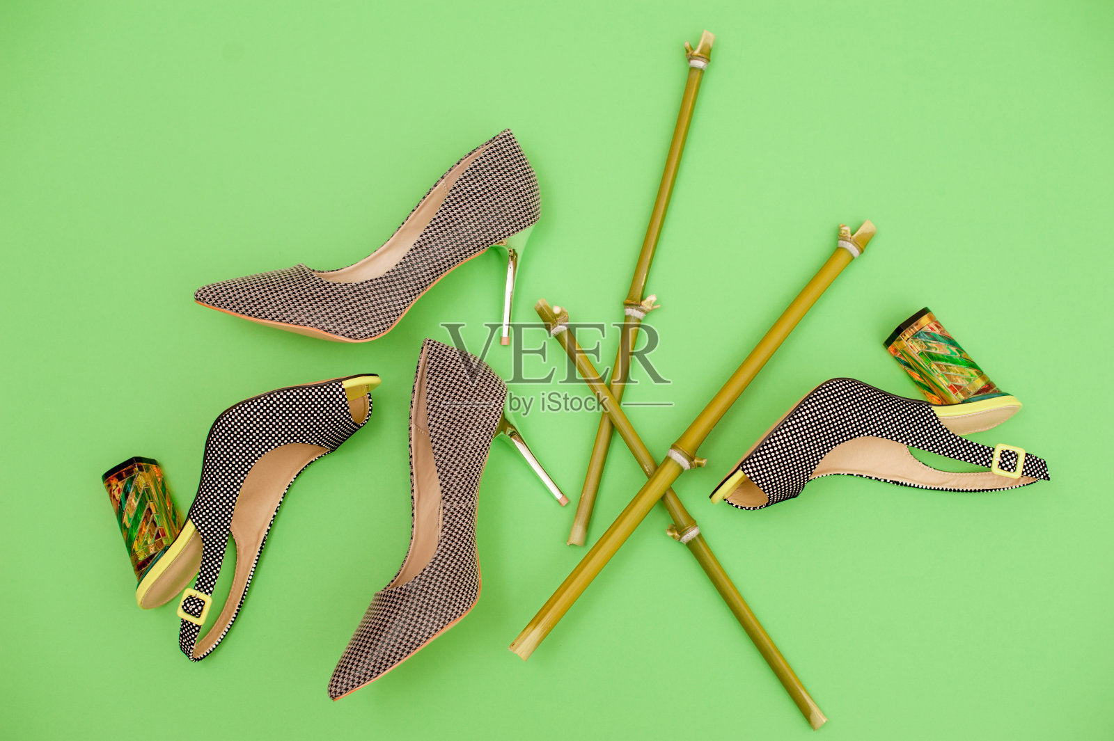 完美的鞋子完美的优雅-优雅的女人的鞋子在绿色的背景照片摄影图片