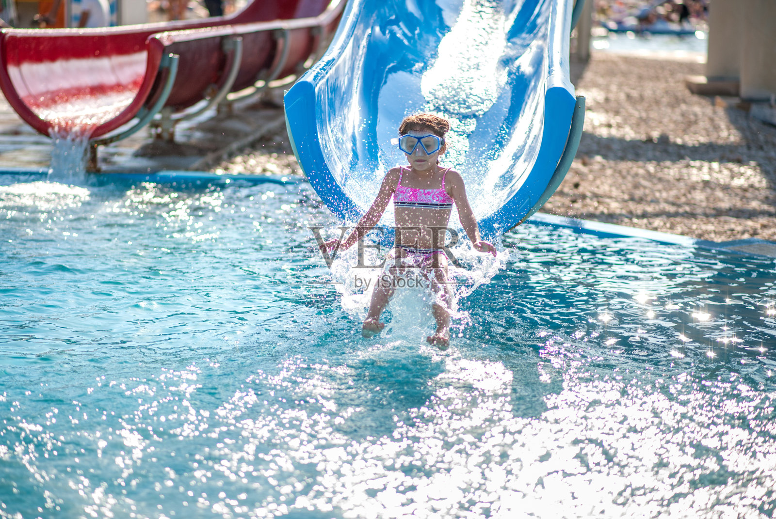 享受水上滑梯的女孩照片摄影图片