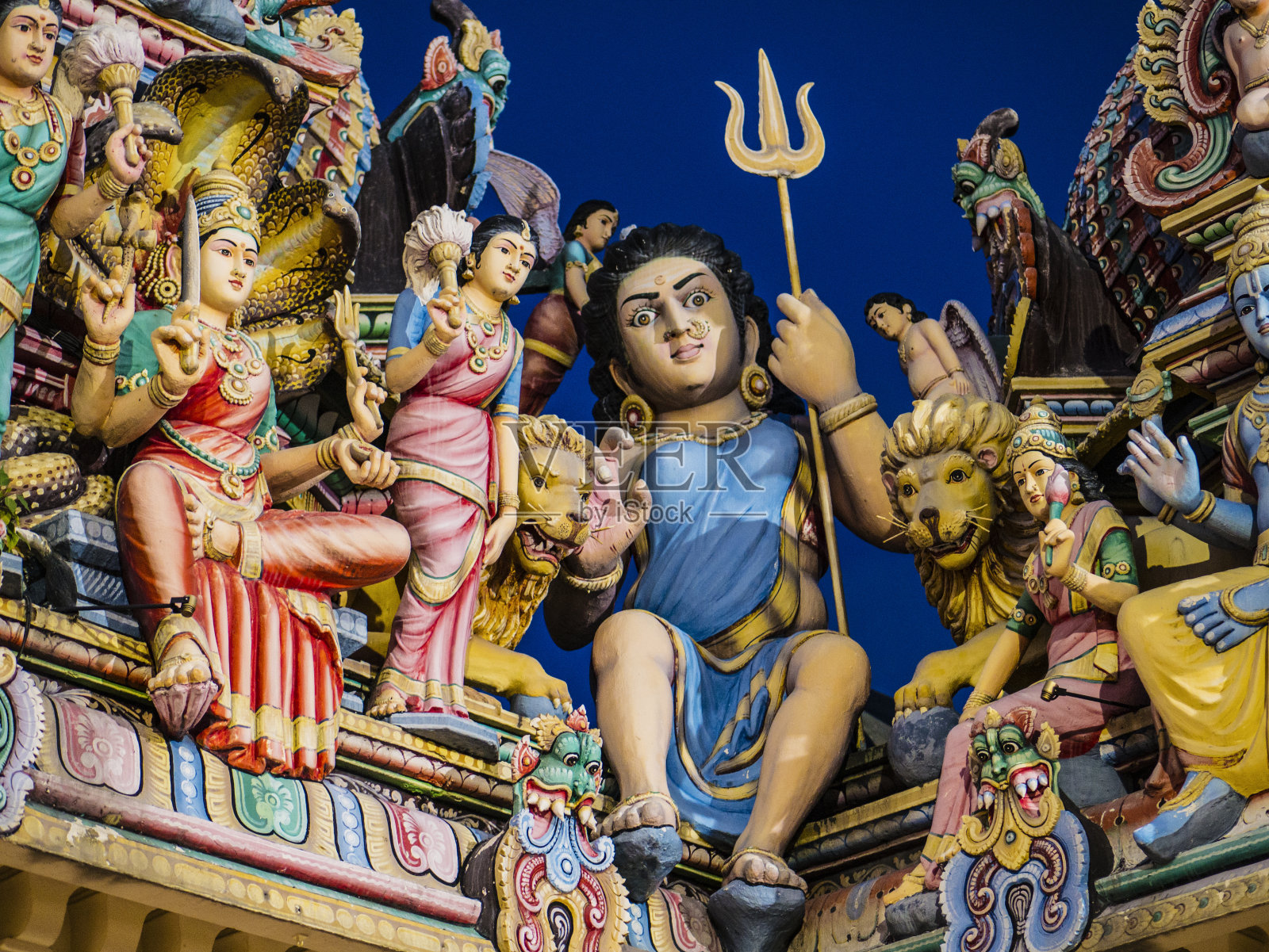 新加坡玛丽安曼神庙中的印度教神装饰照片摄影图片