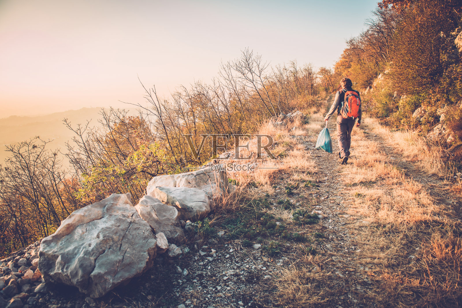 人类在大自然中收集垃圾照片摄影图片