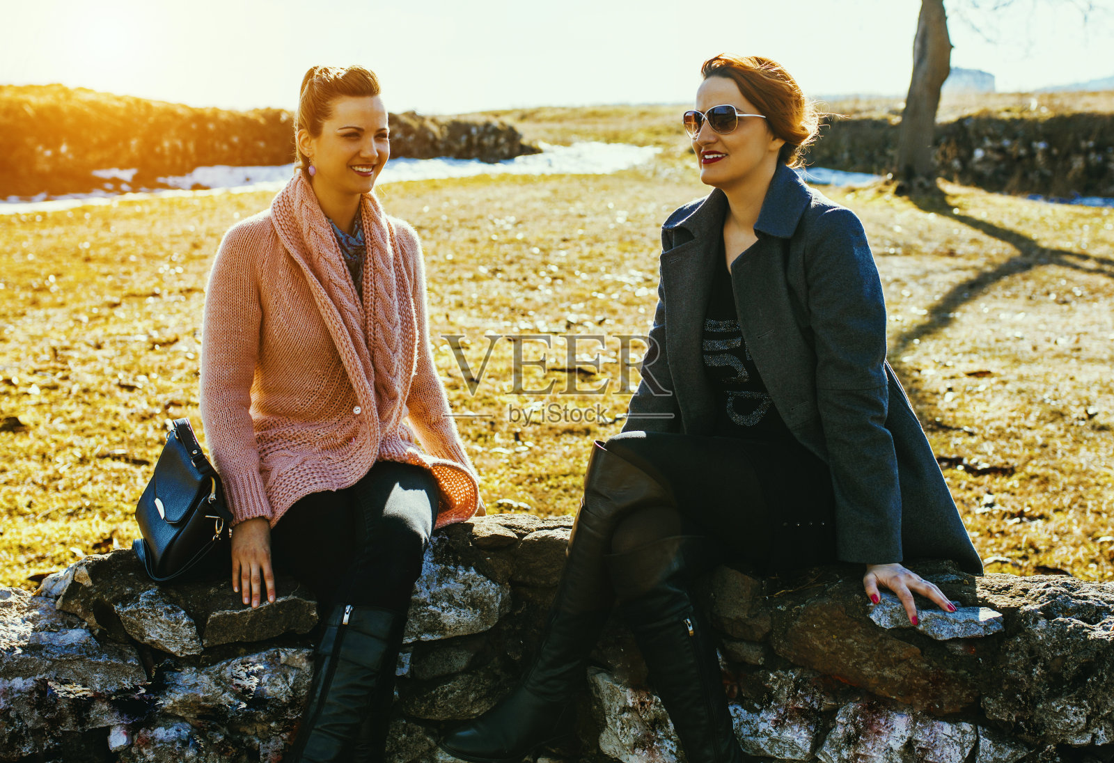 两个女朋友坐在公园里聊天照片摄影图片