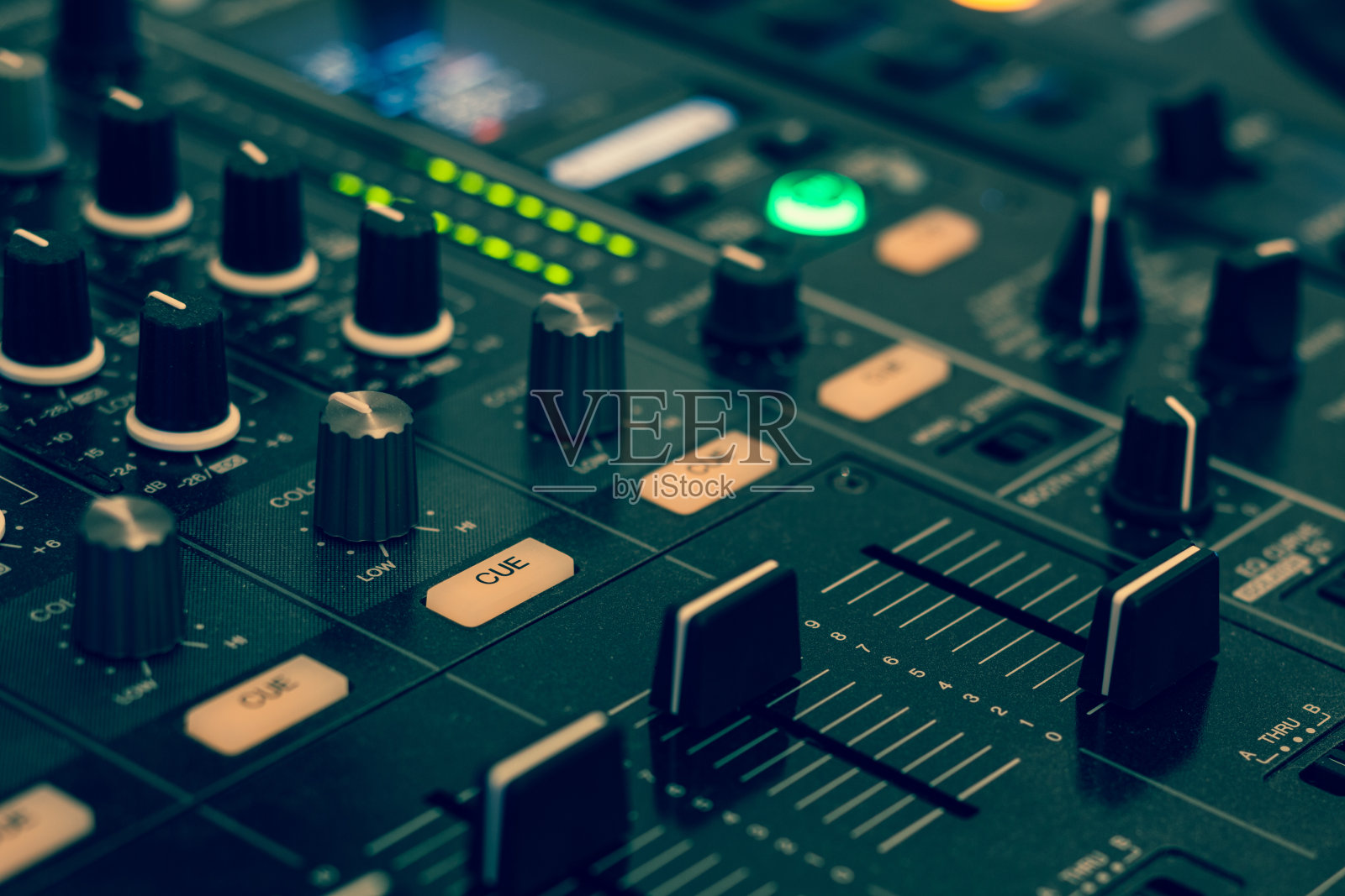 老式录音设备的旋钮和控制照片摄影图片