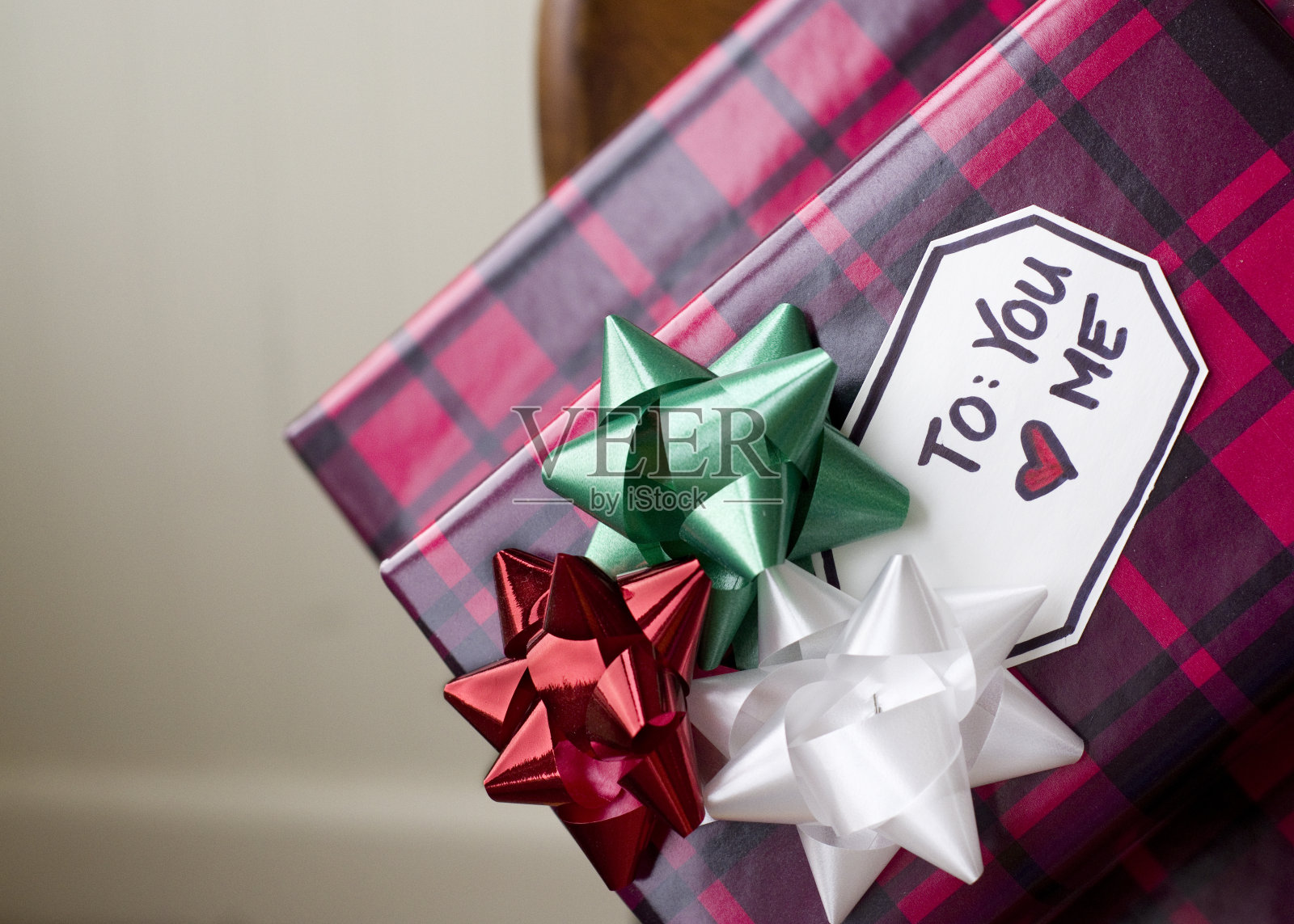 这个包装好的圣诞礼物是给谁的?照片摄影图片