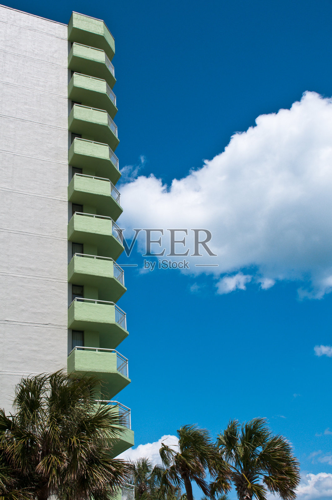 海滩上的绿色阳台照片摄影图片