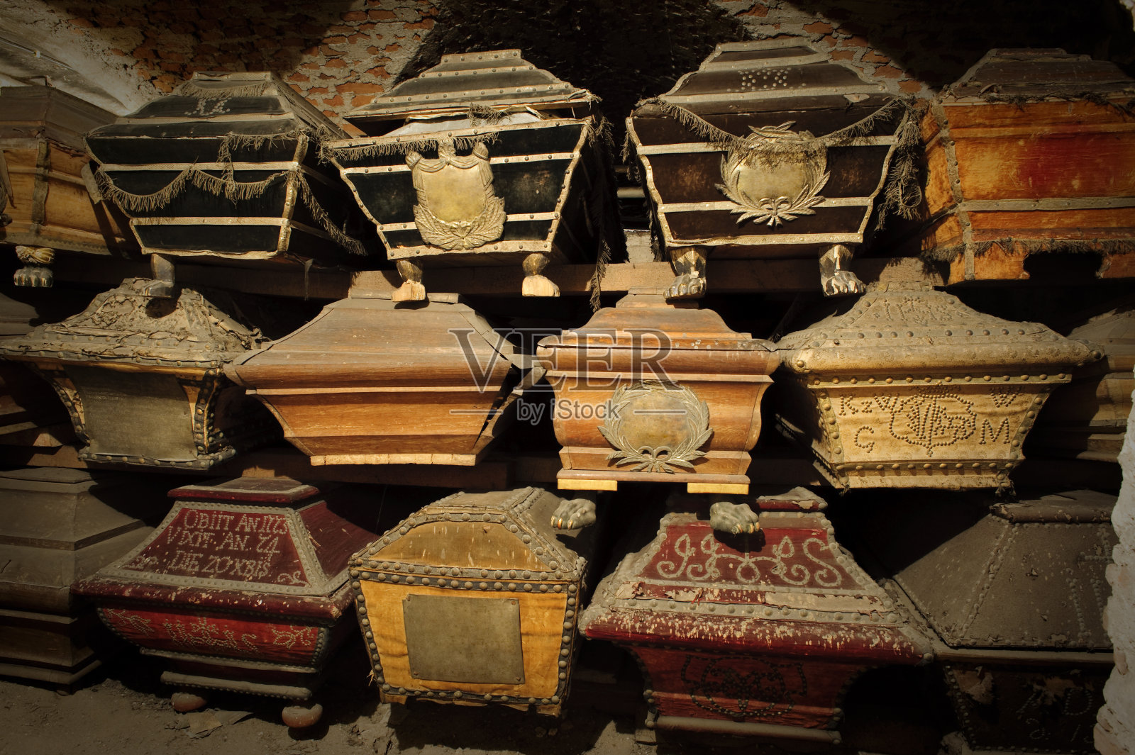 地下墓穴里的旧棺材照片摄影图片