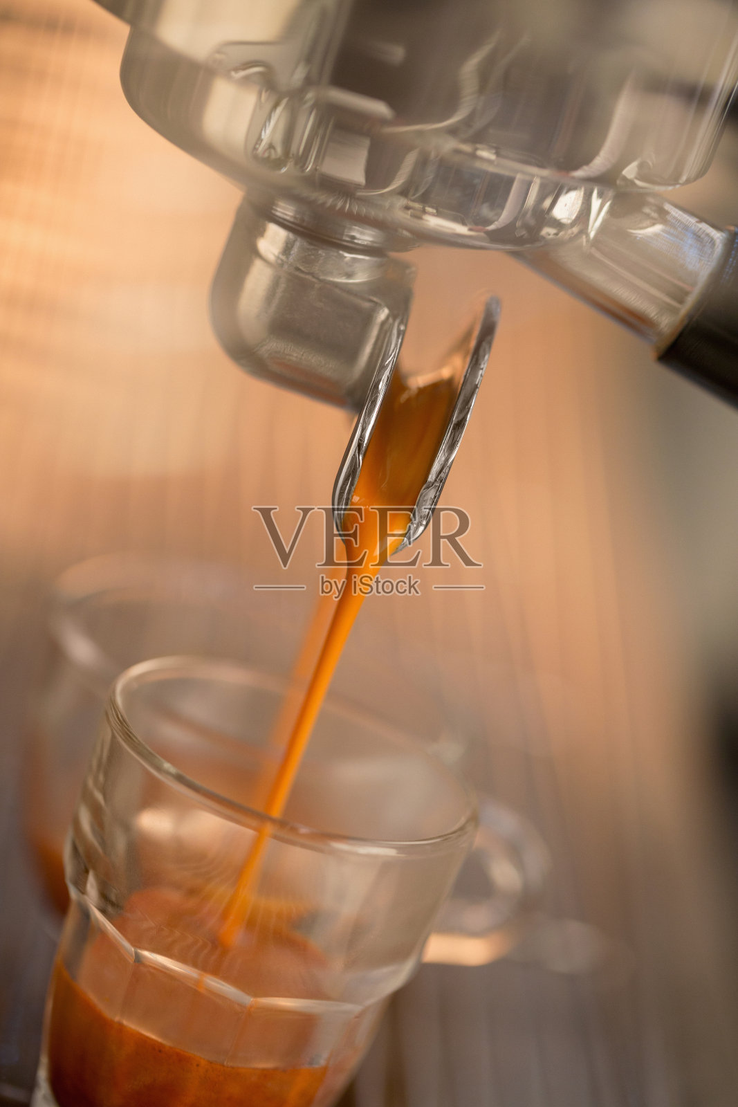 Pouring表示照片摄影图片