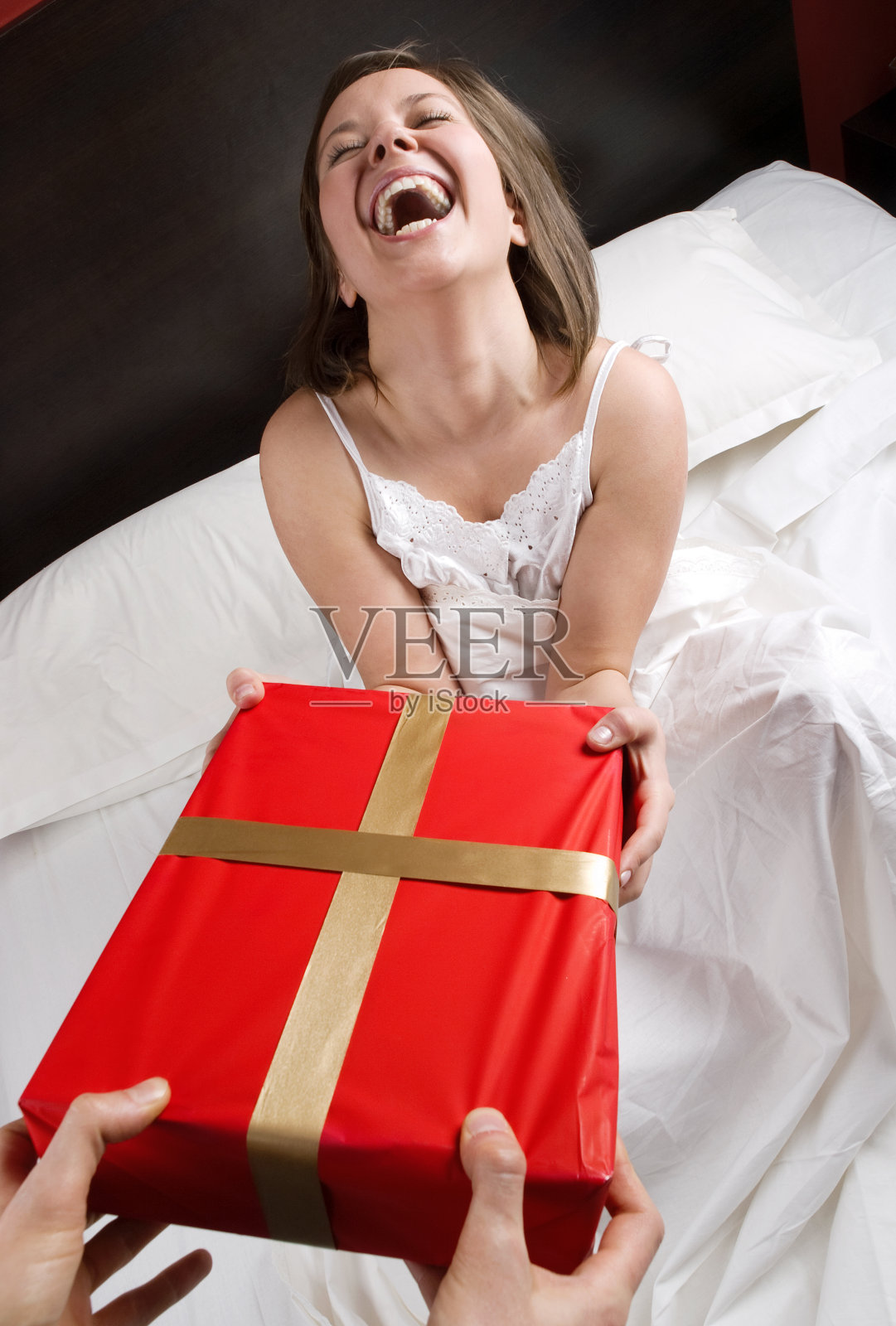 在床上的女人照片摄影图片