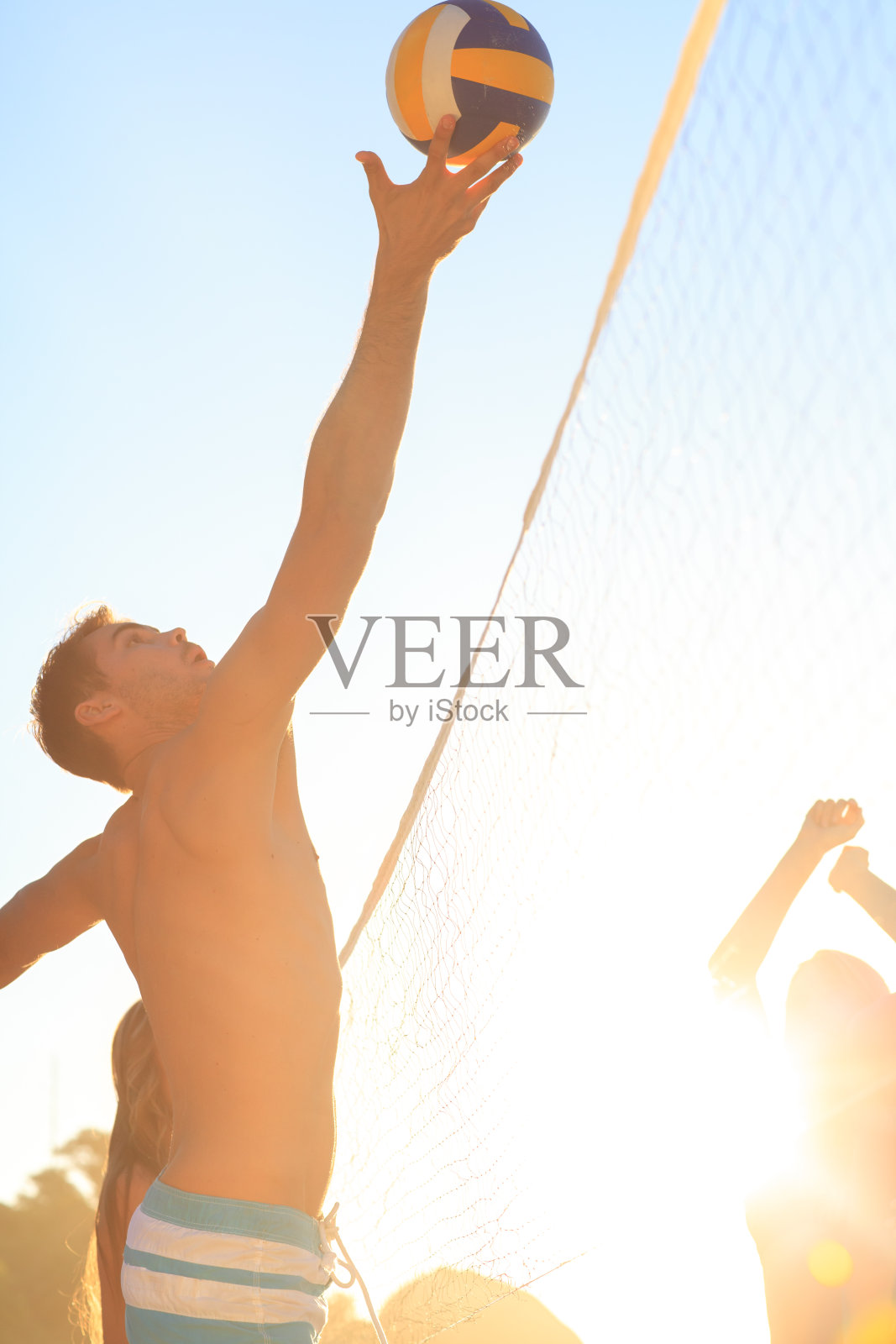 帅哥打排球照片摄影图片