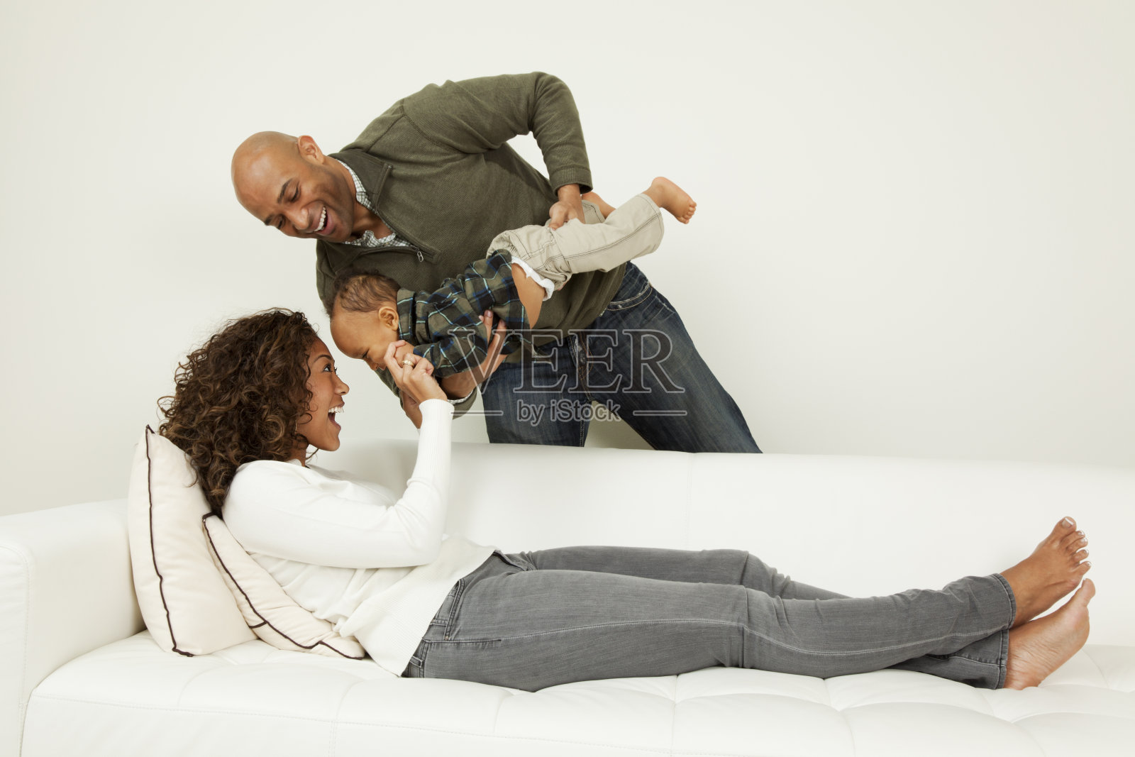 快乐的家庭非洲裔美国人和他们的宝贝儿子玩照片摄影图片