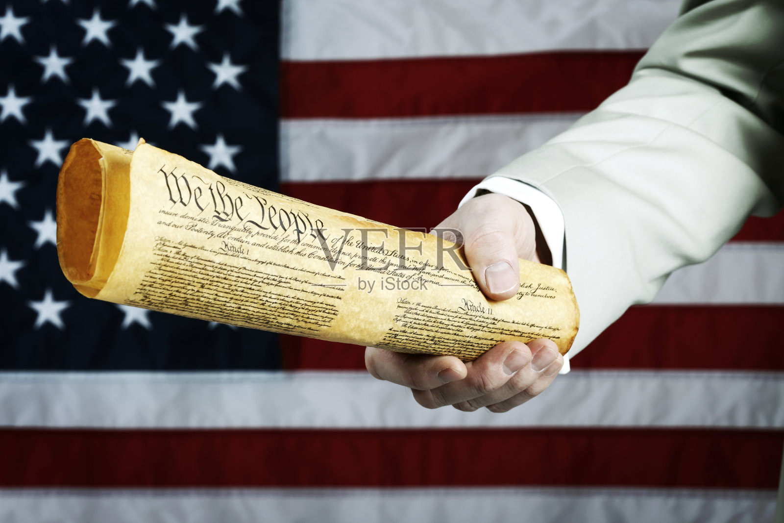 持有美国宪法的人照片摄影图片