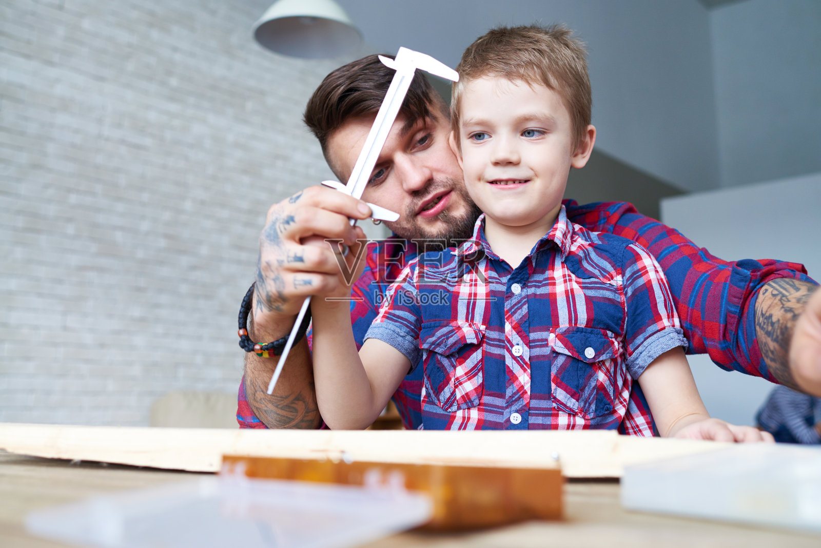 木匠和他的儿子照片摄影图片