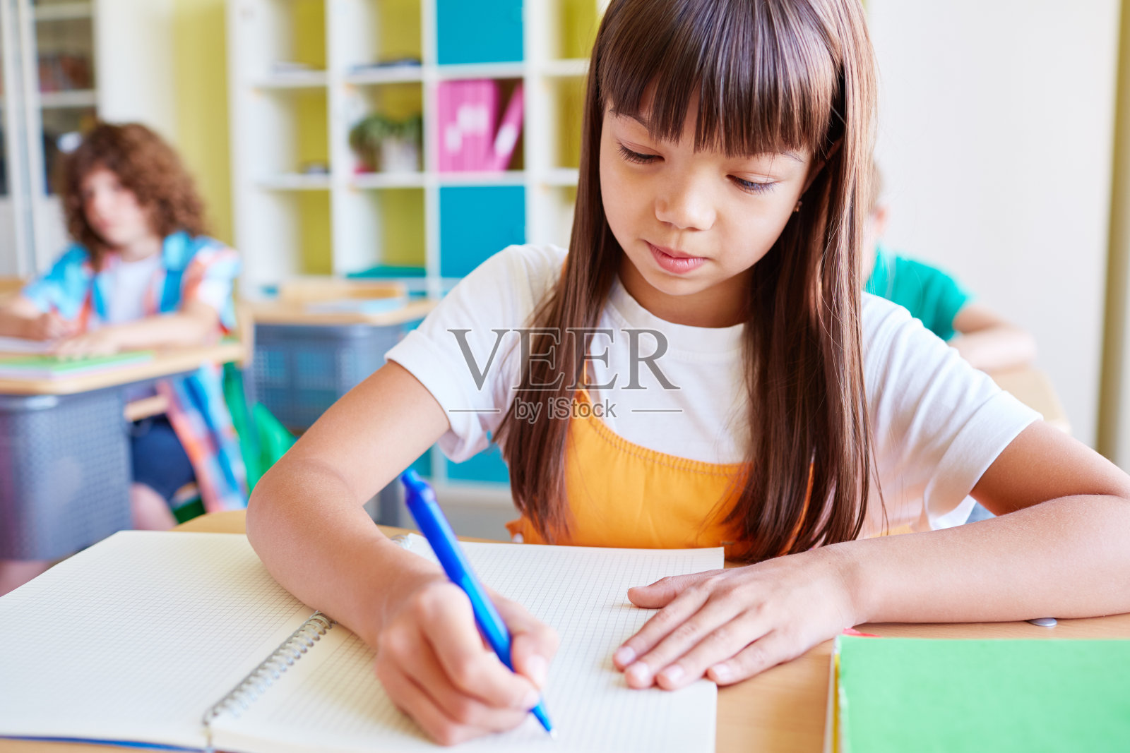 小女孩在学校照片摄影图片