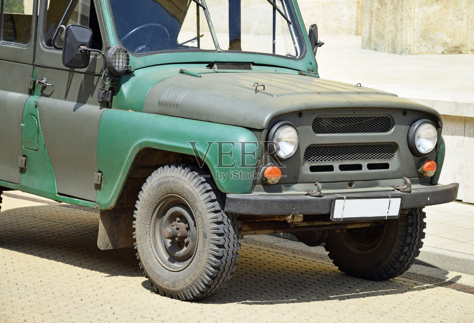 军用吉普车的前部照片摄影图片