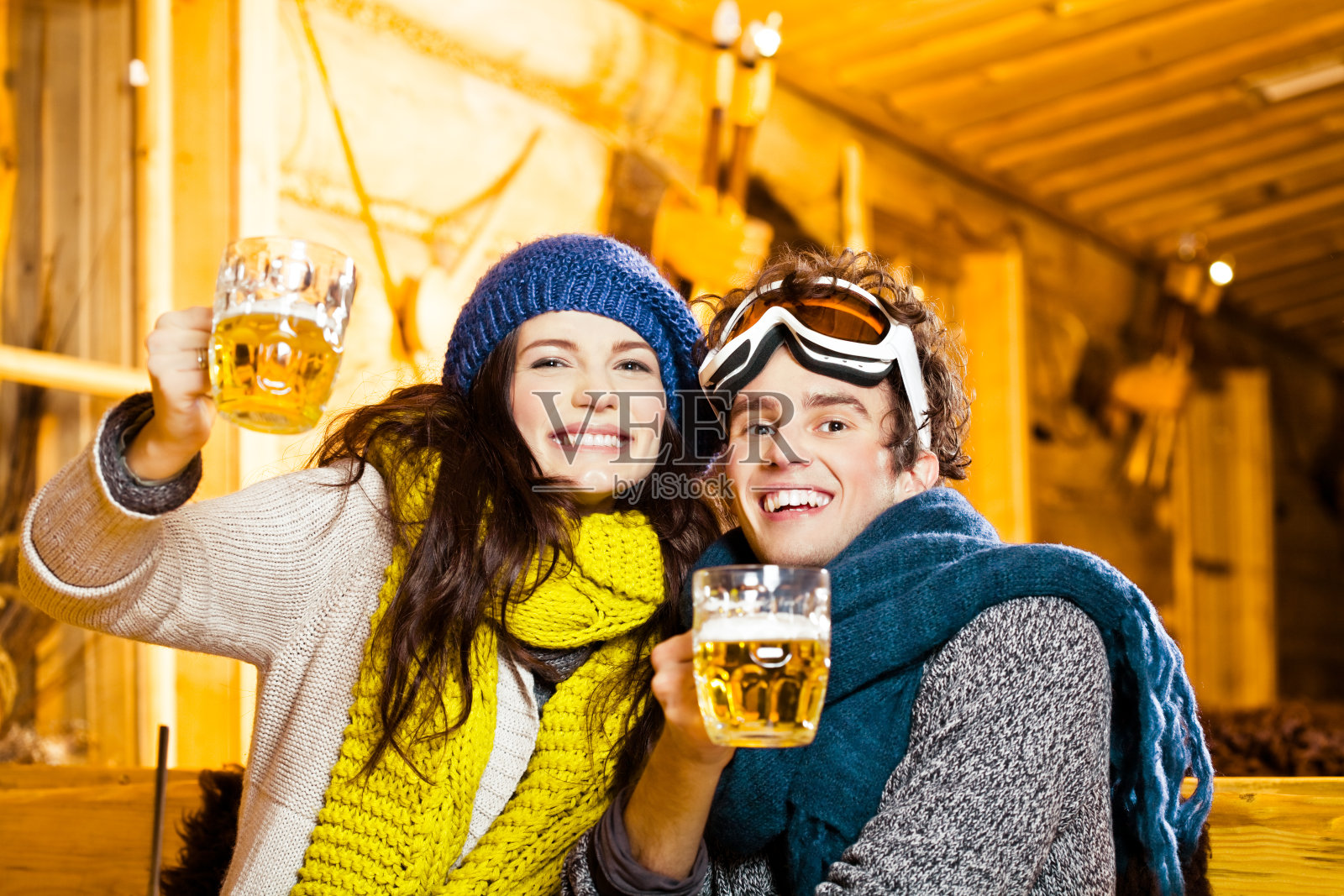 与啤酒干杯照片摄影图片