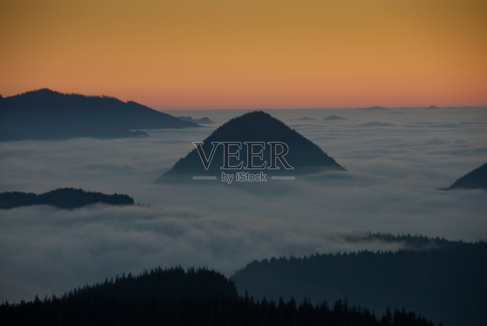 日落时分的雾霭山峰照片摄影图片