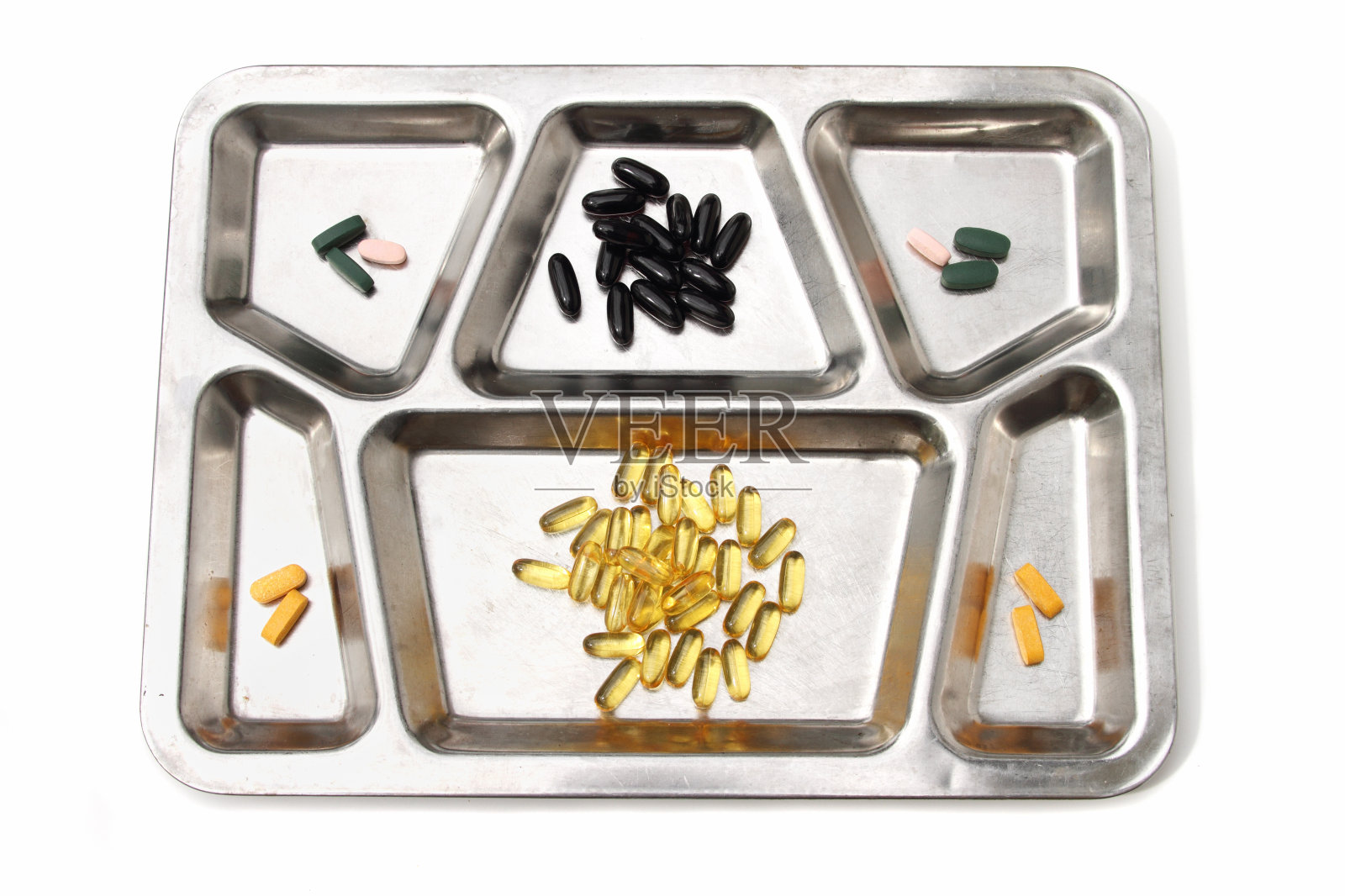 金属餐盘上的各种维生素和营养药丸照片摄影图片