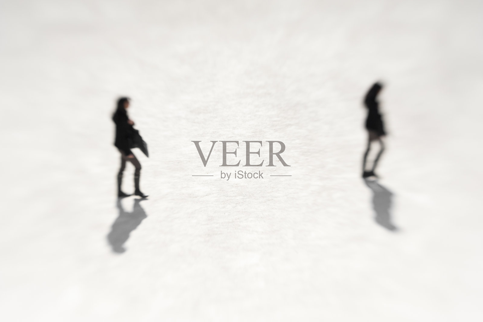 两个面目全非的女人，一个接一个照片摄影图片