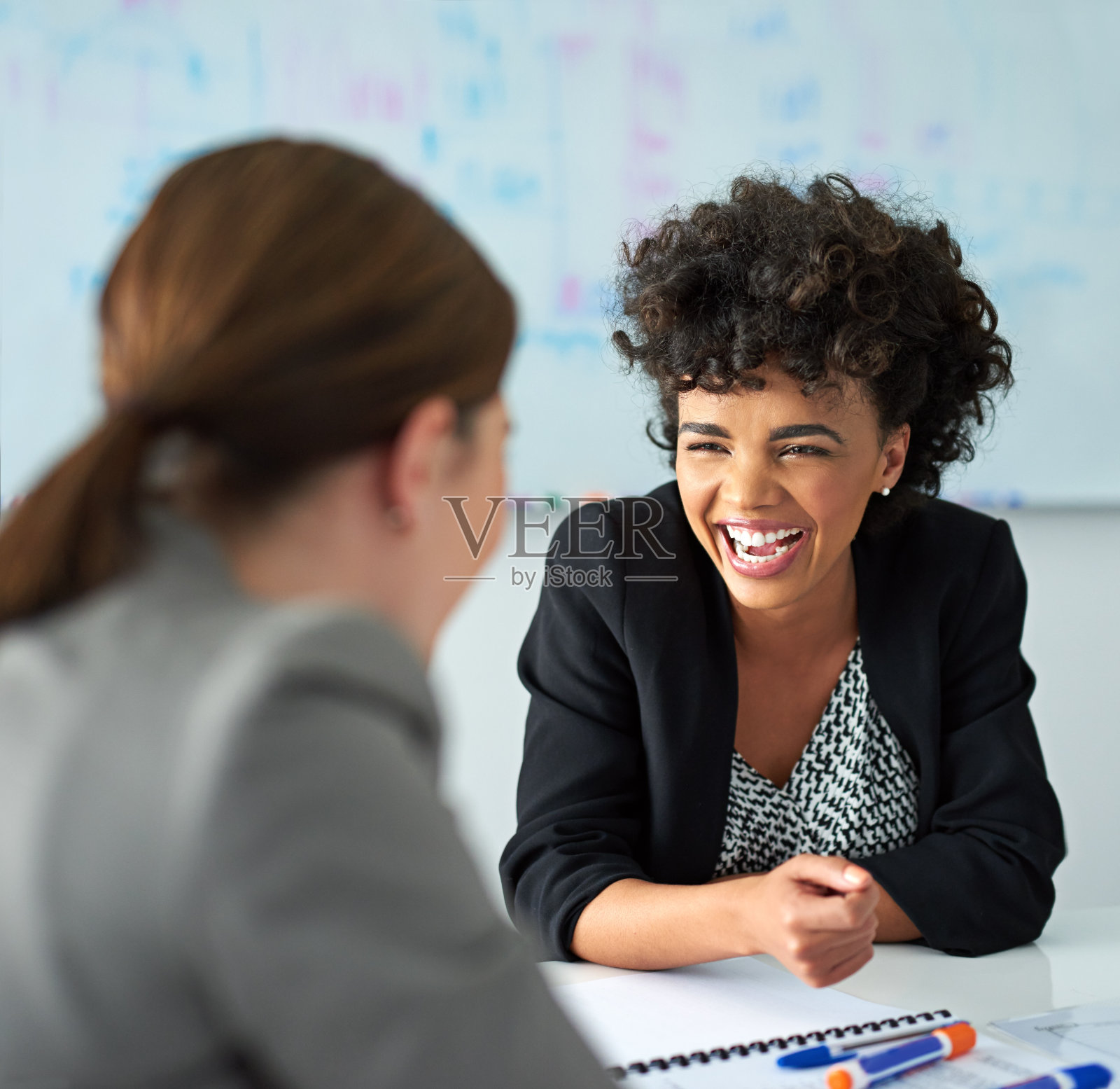 为一些办公室幽默开怀大笑照片摄影图片