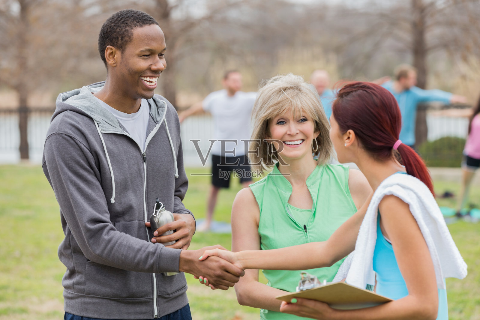 健壮的年轻人报名参加户外运动瑜伽班照片摄影图片