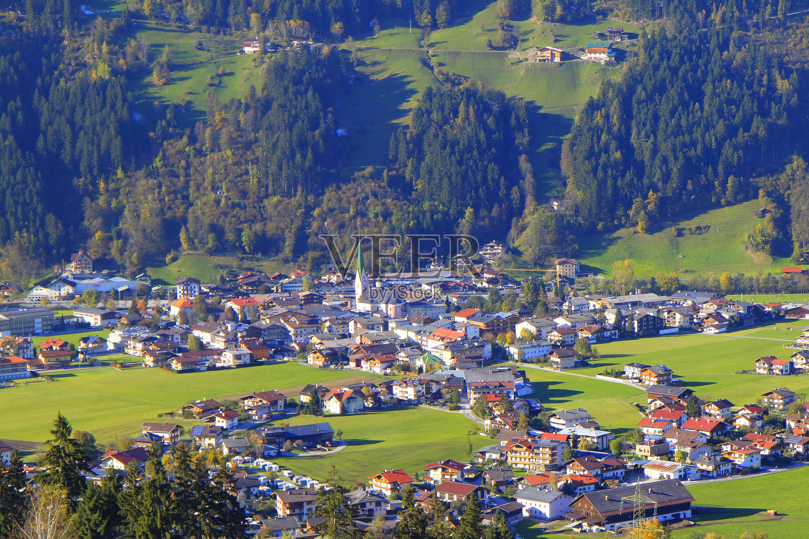 上图:阿尔卑斯山村庄全景，Tirol / Zillertal，奥地利照片摄影图片