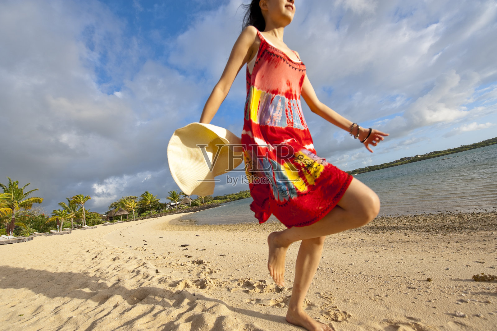 中国女孩早上在海滩上跑步照片摄影图片