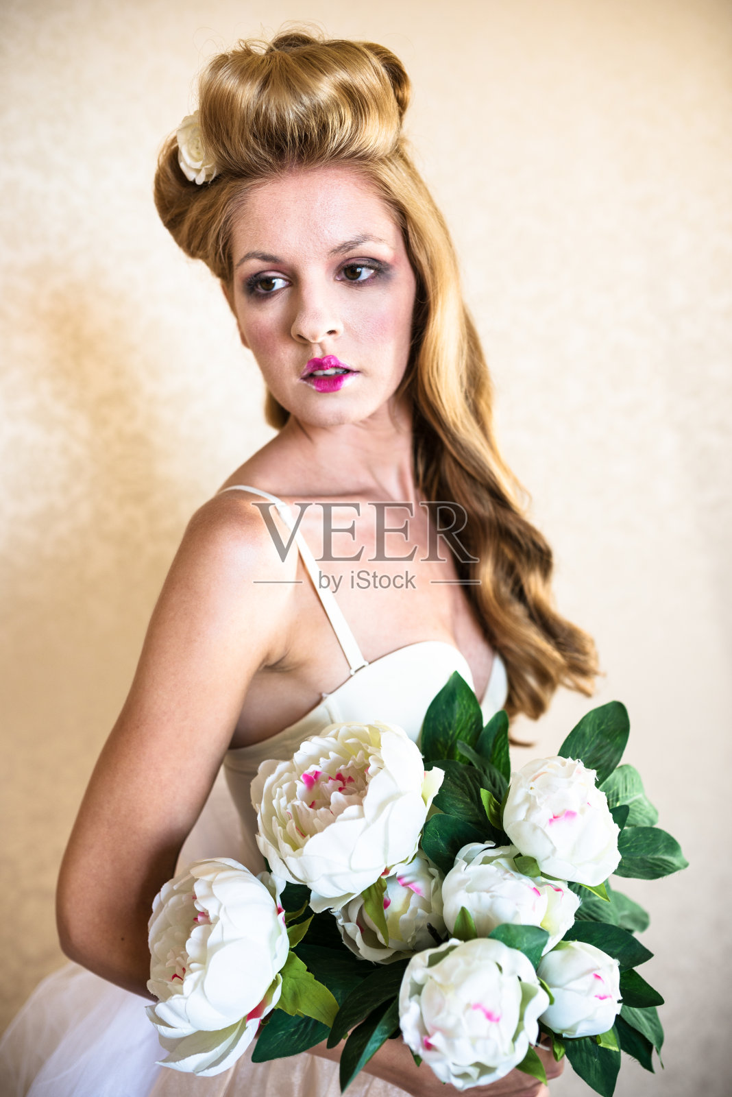 一个穿着玛丽·安托瓦尼特的女人的时尚姿势照片摄影图片