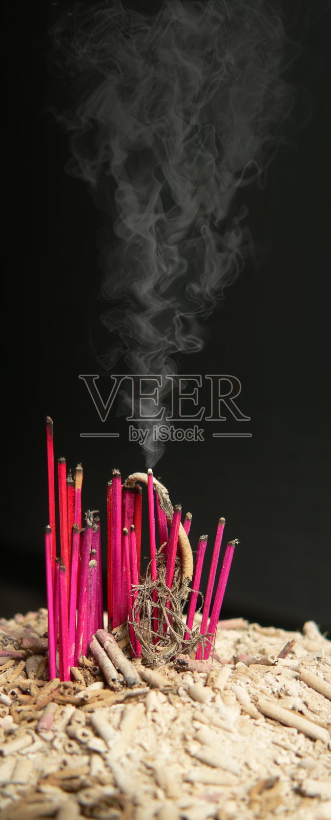 冒烟的寺庙香持有人全景与粉红色的棍子在灰烬照片摄影图片