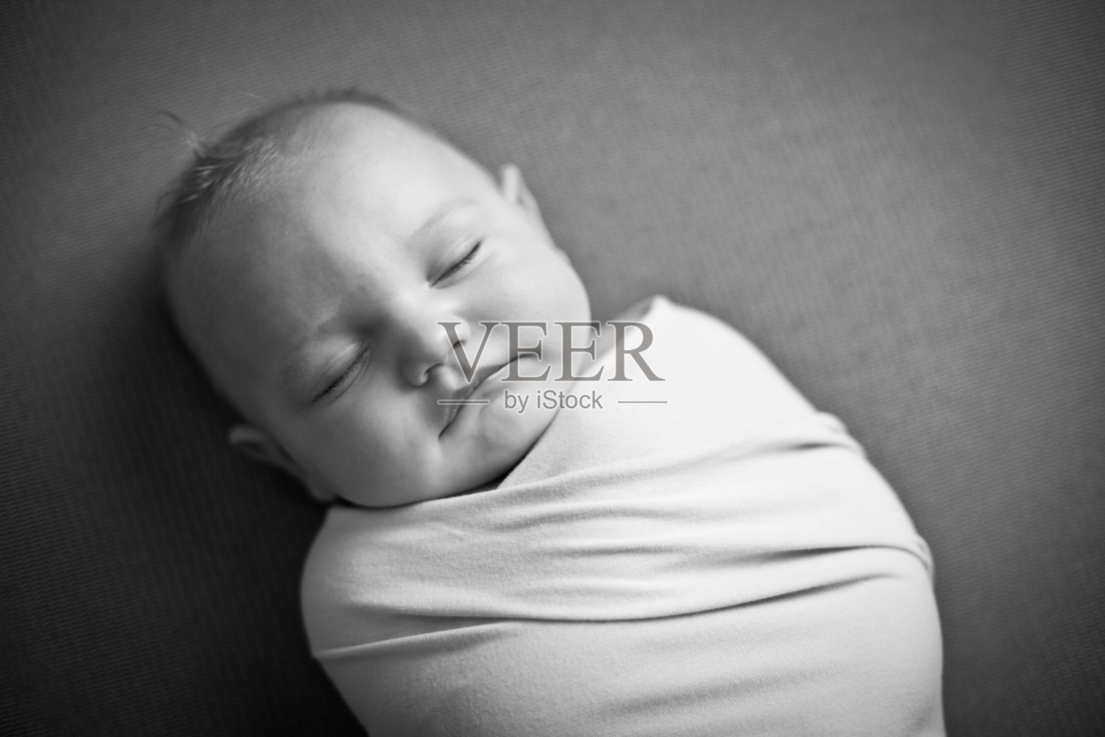 襁褓中的婴儿平静地睡觉的黑白图像照片摄影图片