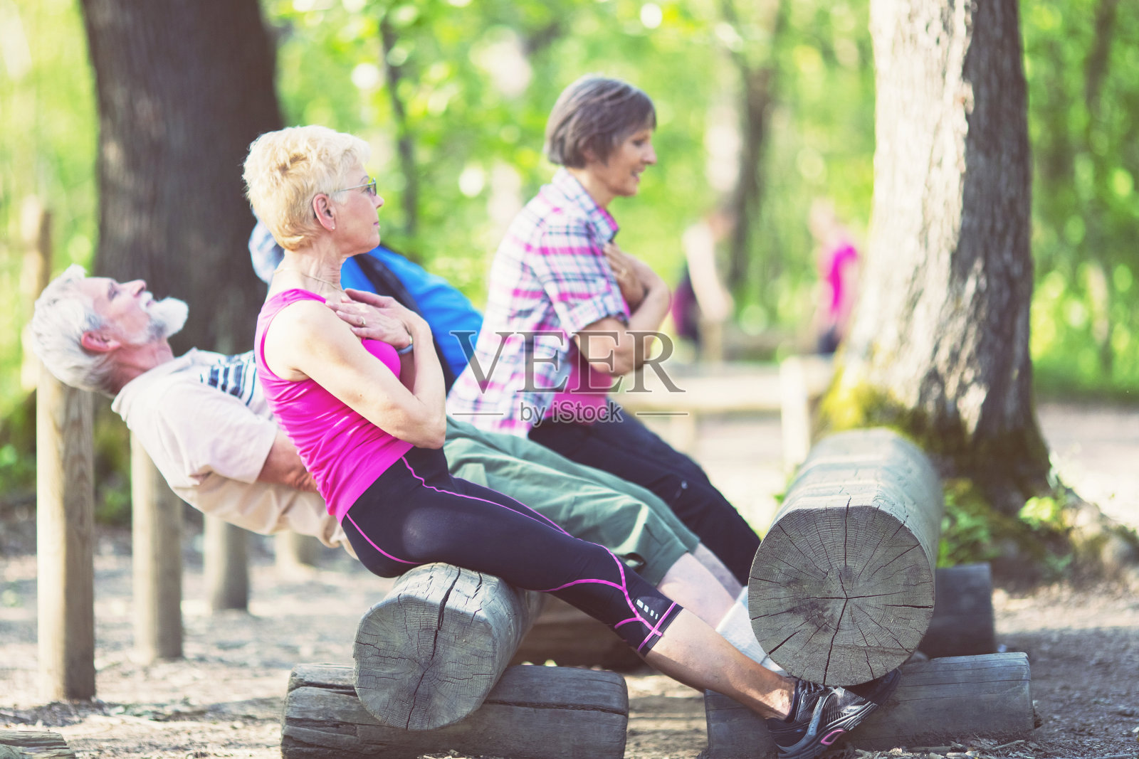 四个老年人在森林里锻炼，伸展，运动，健身照片摄影图片