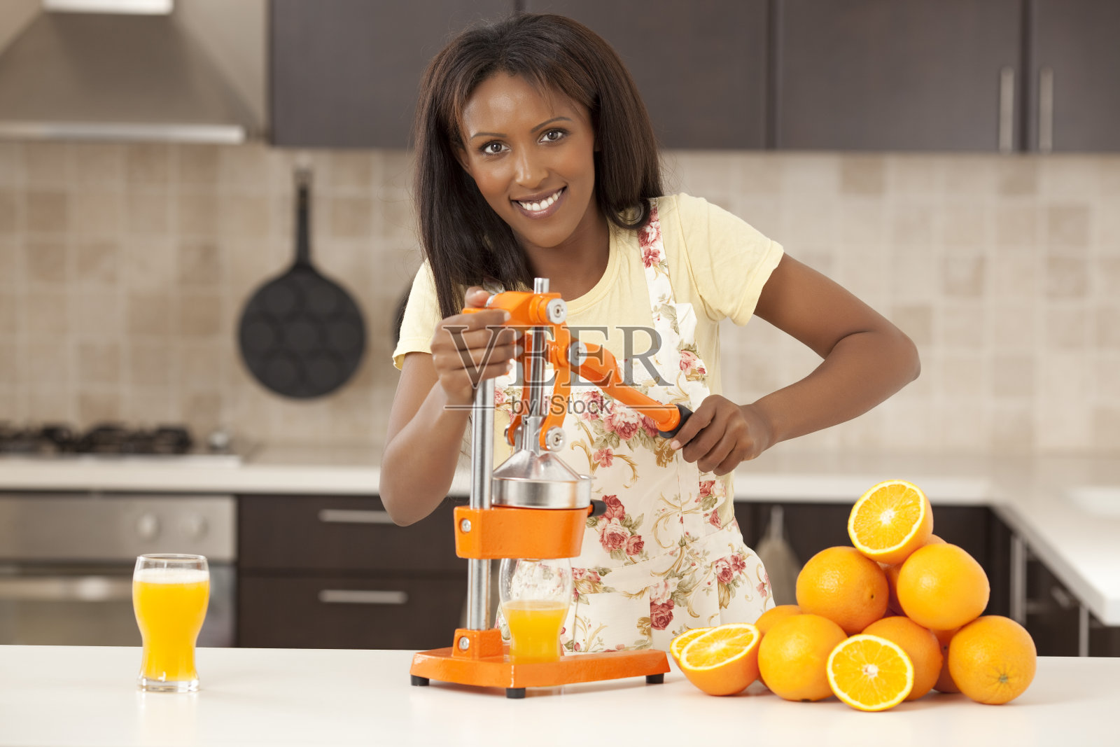 压榨橙子片来榨汁的女人照片摄影图片