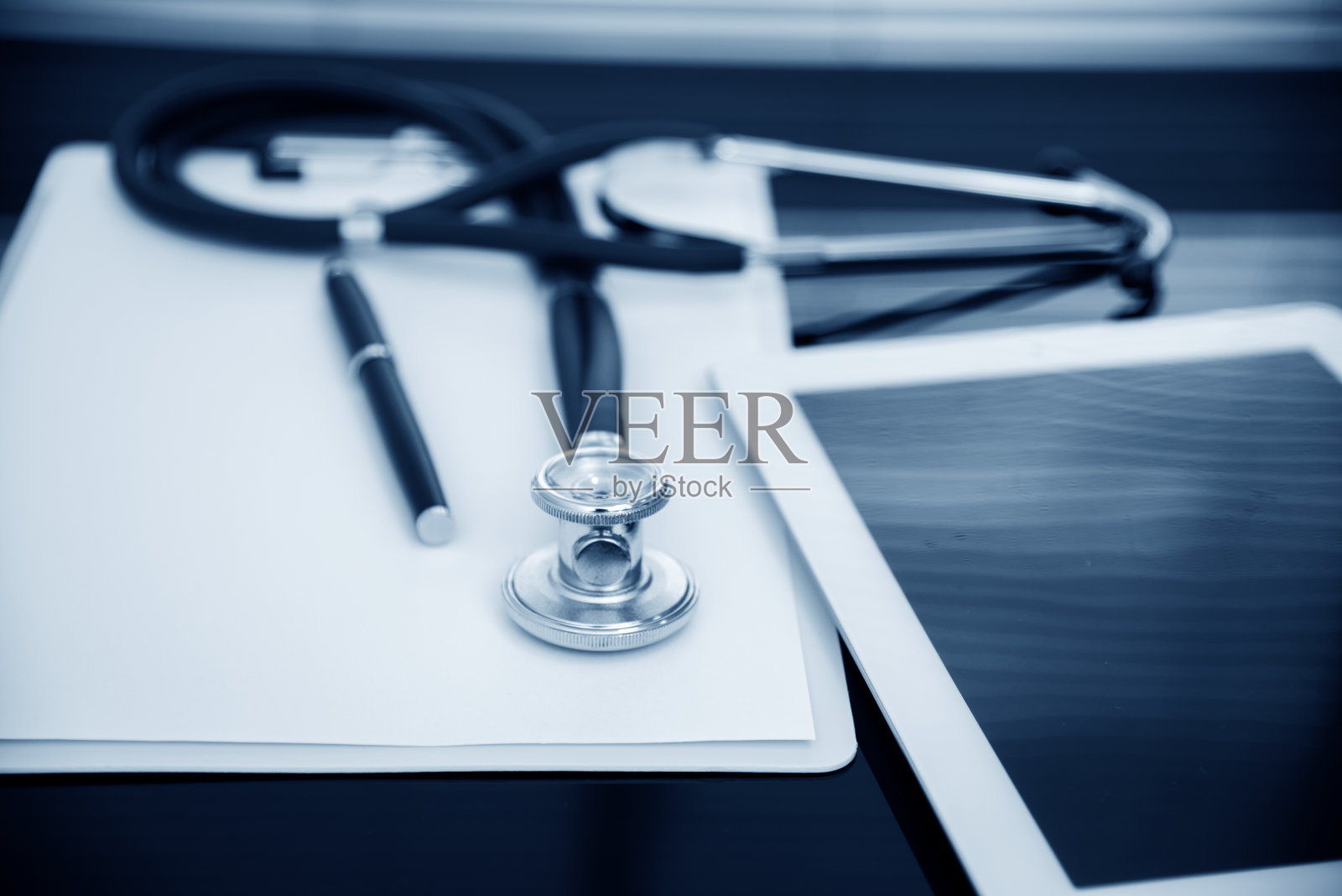 配备医疗设备的医生办公室照片摄影图片