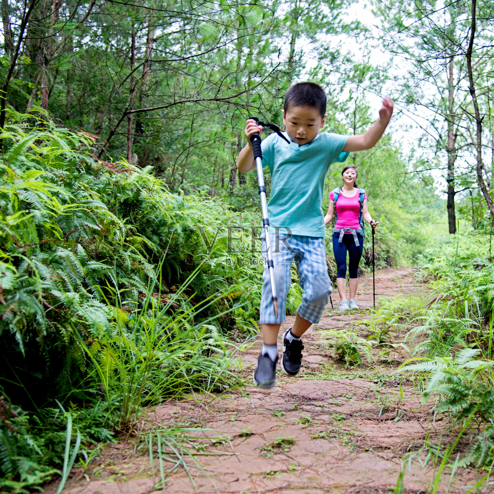 年轻的亚洲母亲和儿子徒步旅行照片摄影图片
