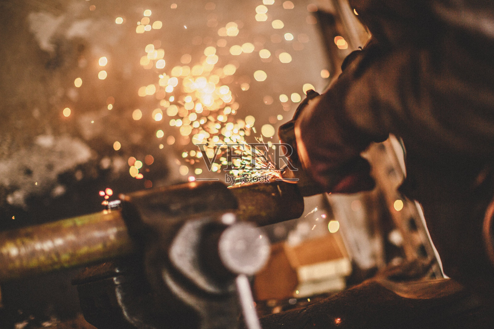 男人磨金属照片摄影图片