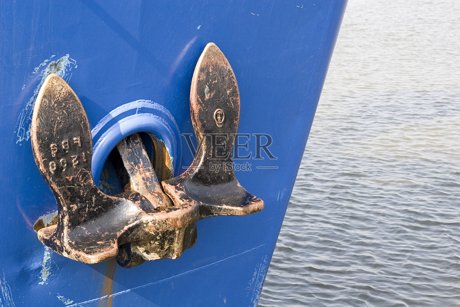 蓝色船锚。照片摄影图片