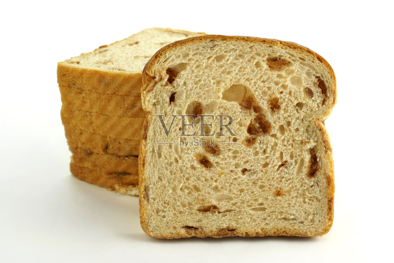 白色背景上的肉桂面包照片摄影图片