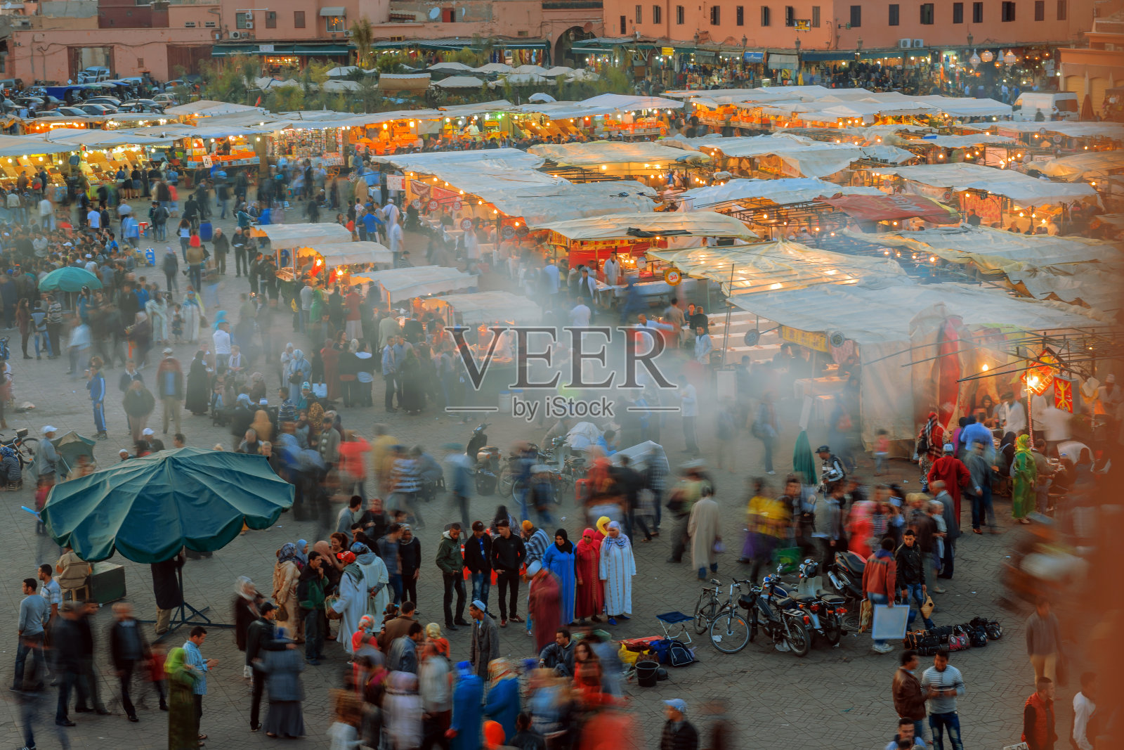 晚上Djemaa El Fna广场，马拉喀什，摩洛哥照片摄影图片