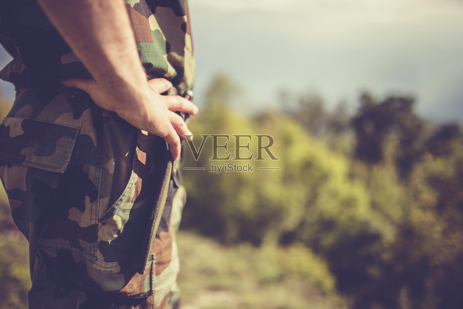 士兵们手放在臀部照片摄影图片