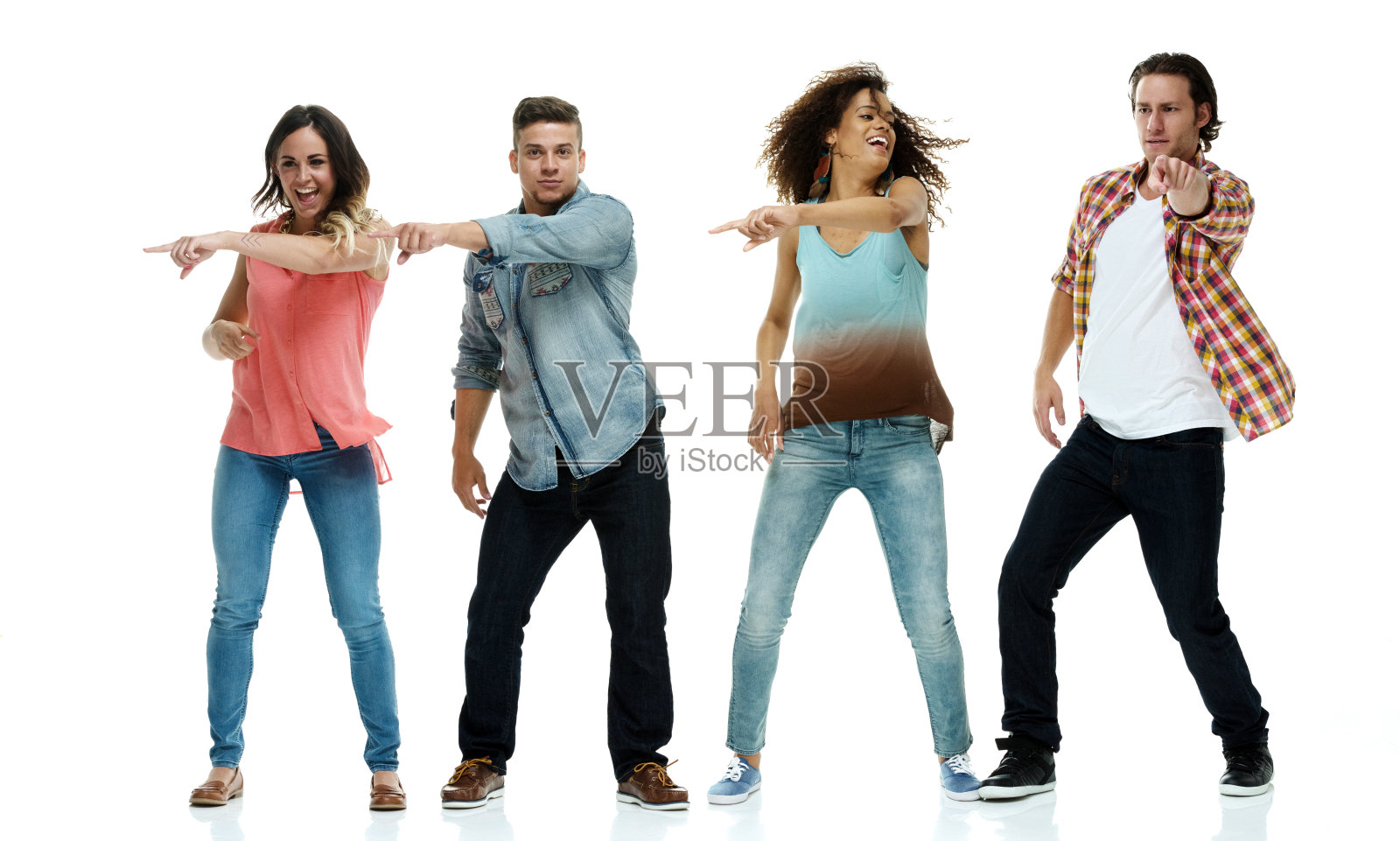 四个朋友跳舞照片摄影图片