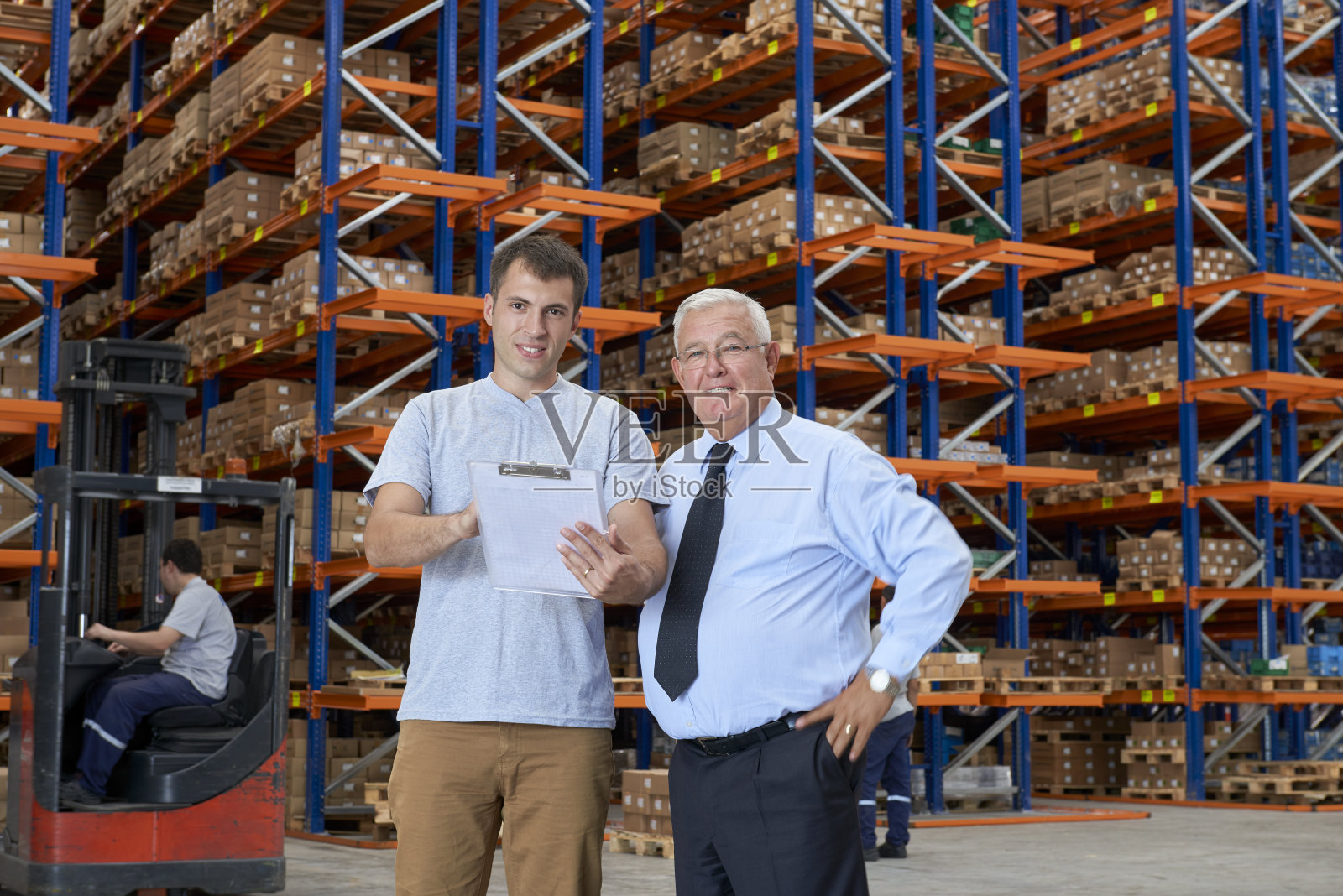 商人和工人在仓库检查检查清单照片摄影图片