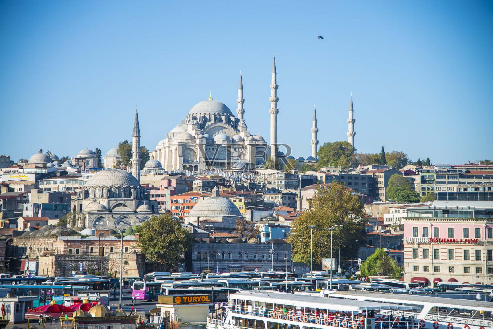 伊斯坦布尔的一个圆顶建筑的城市景观。照片摄影图片