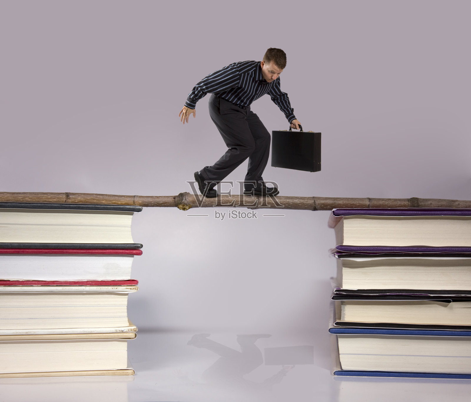 商人穿过桥照片摄影图片